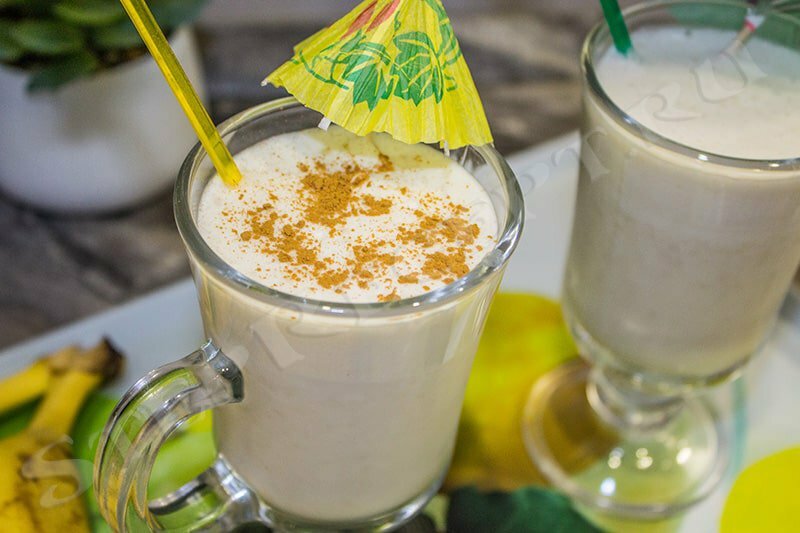 Молочный коктейль с мороженым и бананом