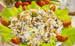 салат из пекинской капусты с копченой колбасой